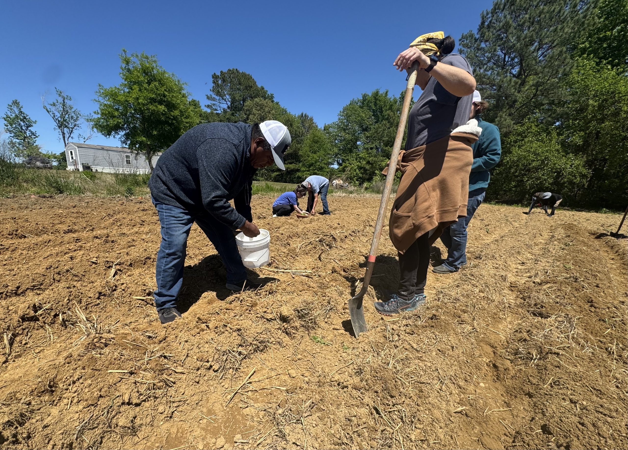  Migrant workers, advocates work to get ready for long, hot summer